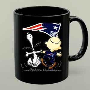 Snoopy and Charlie Brown Dancing with New England Patriots 1 mug.jpg