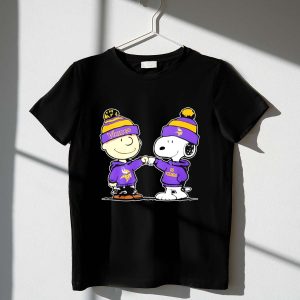 Snoopy And Charlie Brown Wear Minnesota Vikings Shirt