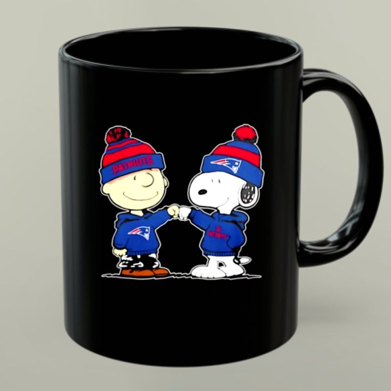 Snoopy And Charlie Brown Go New England Patriots 1 Mug.jpg