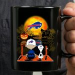 Snoopy and Charlie Brown watching Buffalo Bills halloween shirt 3 mug.jpg