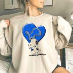 Snp DETROIT LIONS Blue Heart Snoopy Hugging Lion 3 Sweatshirt