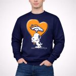 Snp V1 Denver Broncos Snoopy Hugging Heart 3 Sweatshirt