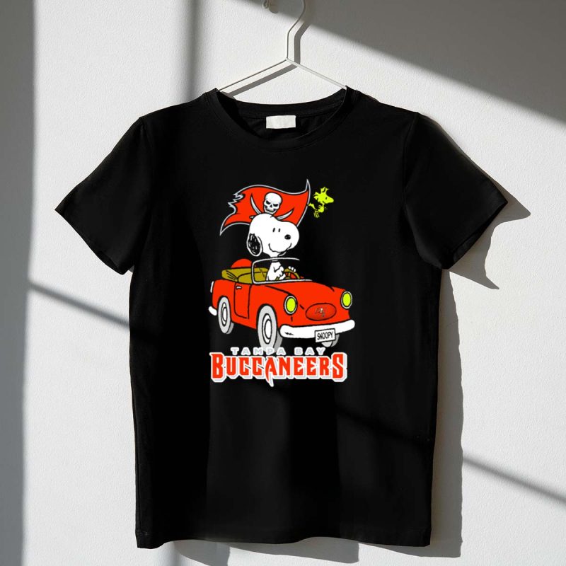 Tampa Bay Buccaneers Snoopy Driving Peanuts Woodstock Car Football Fan 1 T Shirt