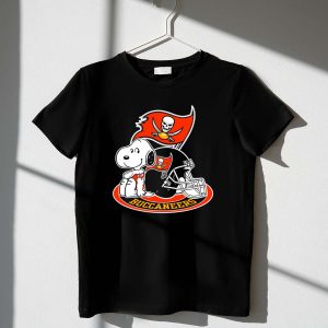 Tampa Bay Buccaneers Snoopy Helmet And Flag 1 T Shirt