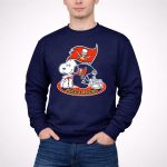 Tampa Bay Buccaneers Snoopy Helmet And Flag 3 Sweatshirt