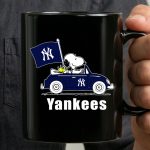 Yankees Snoopy Car New York Yankees Flag 3 mug.jpg